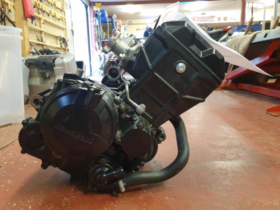 Vänster sida på Motor från en Kawasaki Z 125 -2019 motorcykel.