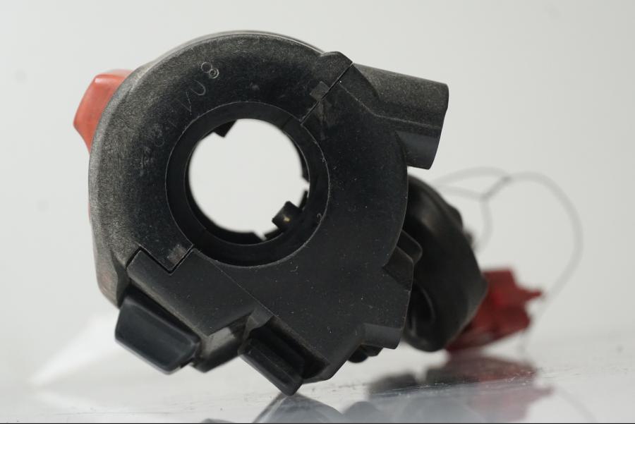 Snett nerifrån på <p>Styrelreglage höger från Honda VFR 750 F 1988.</p>

<p>Solblekt i plasten se bild.</p> motorcykel.