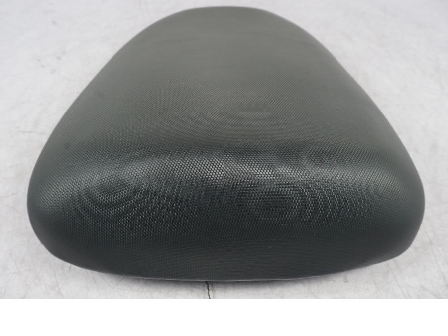 Snett nerifrån på Sadel från en Suzuki SV 650 S -1999 motorcykel.