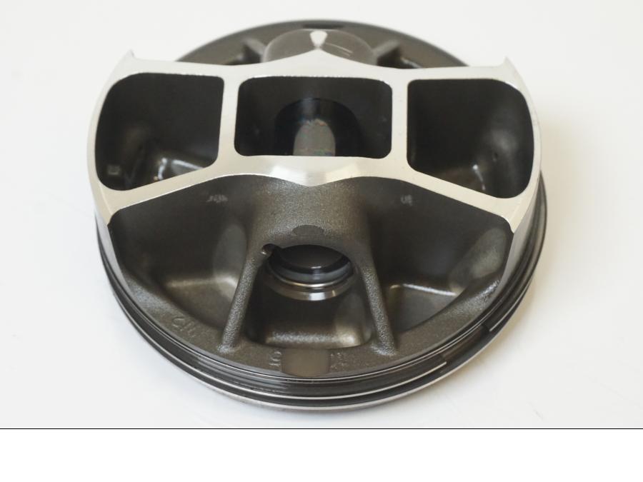 Snett uppifrån på Kolv från en KTM 1190 Adventure -2015 motorcykel.