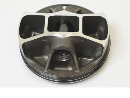 Snett uppifrån på Kolv från en KTM 1190 Adventure -2015 motorcykel.