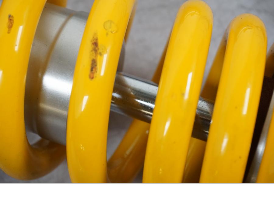 Snett nerifrån på Stötdämpare från en Ducati Multistrada V4 -2024 motorcykel.