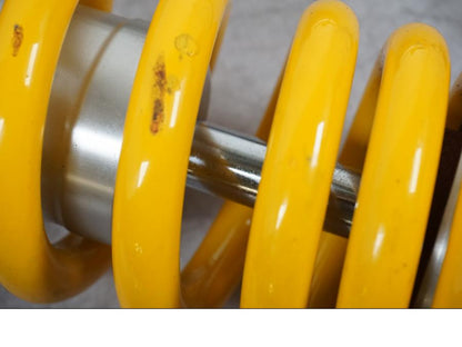 Snett nerifrån på Stötdämpare från en Ducati Multistrada V4 -2024 motorcykel.