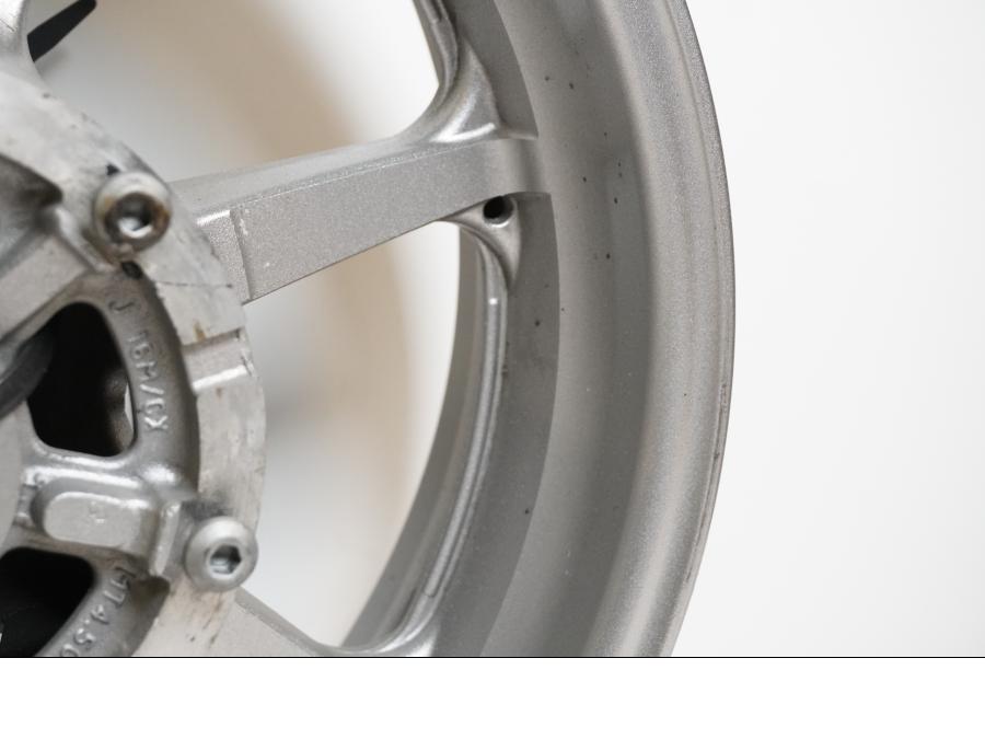 Vänster sida på Fälg från en Yamaha XVS 1300 -2008 motorcykel.