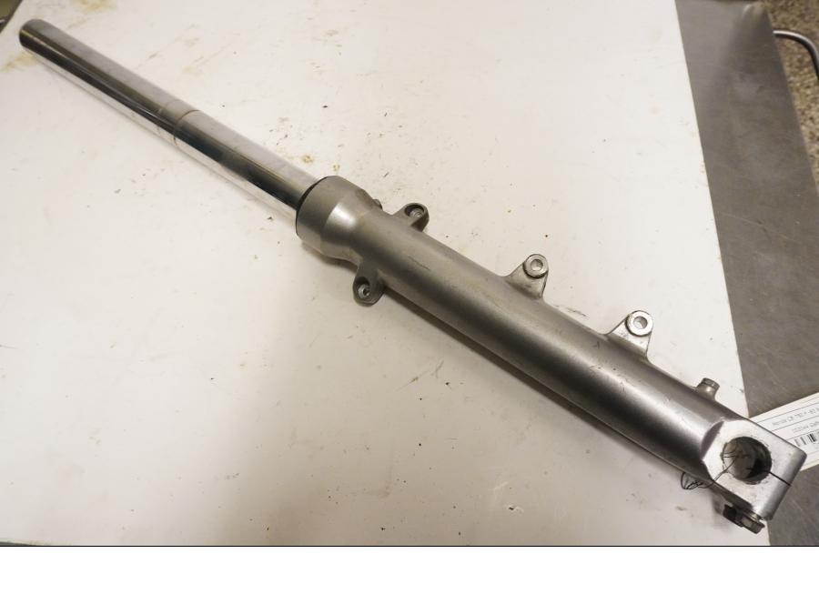 Framsidan på Gaffelben från en Honda CB 750 -1983 motorcykel.