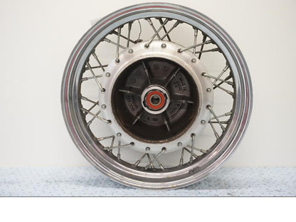 Baksidan på Fälg från en Kawasaki EN 500 -1999 motorcykel.