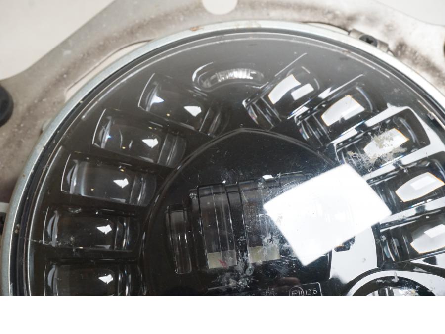 Höger sida på Strålkastare från en Indian Chieftain Dark Horse -2019 motorcykel.