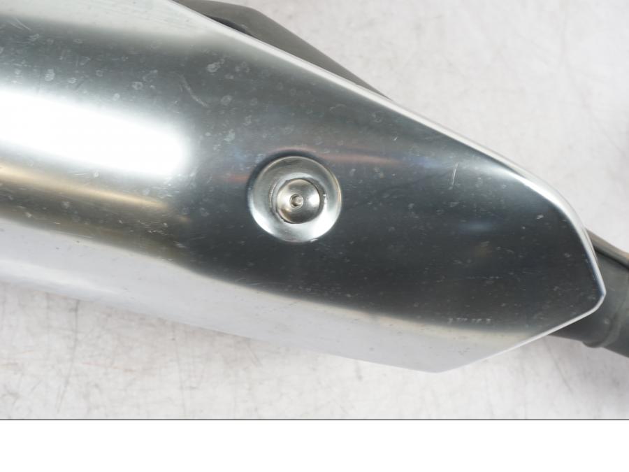 Baksidan på Ljuddämpare från en Honda CBR 500 R -2013 motorcykel.