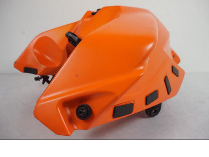 Snett nerifrån på Bensintank från en KTM 390 Adventure -2021 motorcykel.