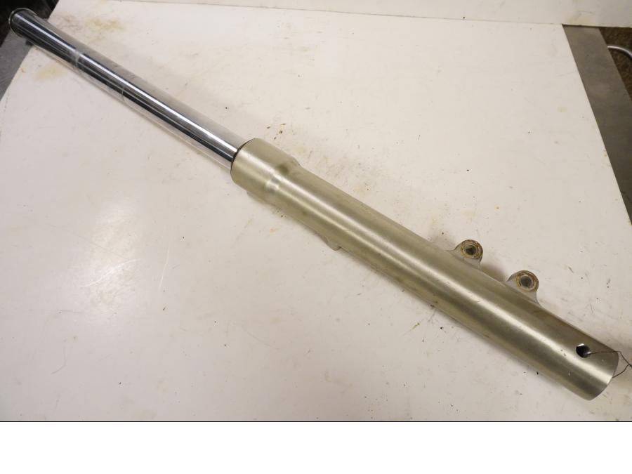 Framsidan på Gaffelben från en Suzuki LS 650 -1993 motorcykel.