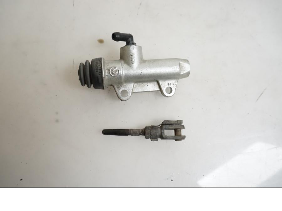 Baksidan på Bromshuvudcylinder från en BMW K 1200 S -2007 motorcykel.