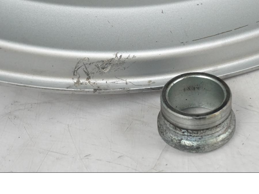 Baksidan på Fälg från en Suzuki VZR 1800 -2009 motorcykel.