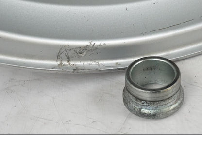 Baksidan på Fälg från en Suzuki VZR 1800 -2009 motorcykel.