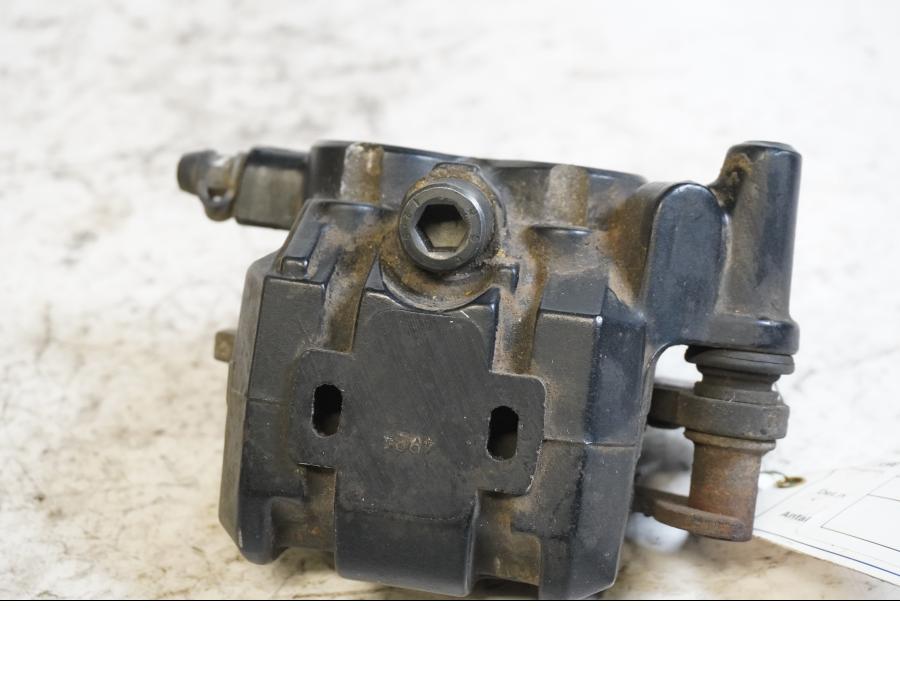 Baksidan på Bromsok från en Triumph Thruxton -2004 motorcykel.