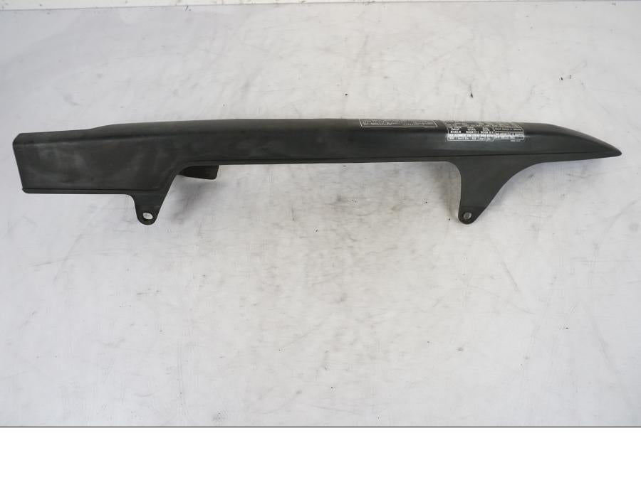 Baksidan på Kedjeskydd från en Honda VTR 1000 F -1997 motorcykel.