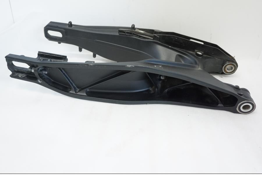 Baksidan på Sving från en KTM 1290 Super Adventure R -2021 motorcykel.