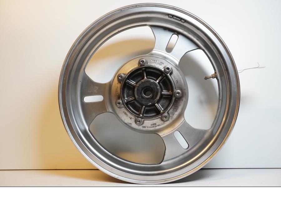 Framsidan på Fälg från en Kawasaki VN 1600 Mean Streak -2007 motorcykel.