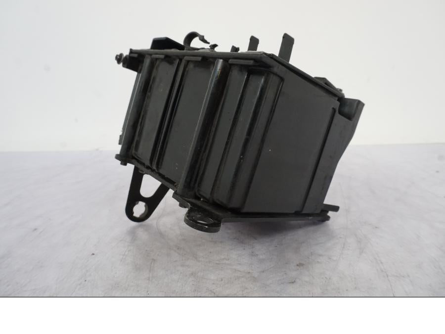 Framsidan på Batterihållare från en KTM 990 Super Duke -2006 motorcykel.