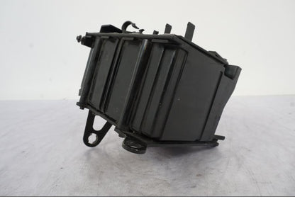 Framsidan på Batterihållare från en KTM 990 Super Duke -2006 motorcykel.