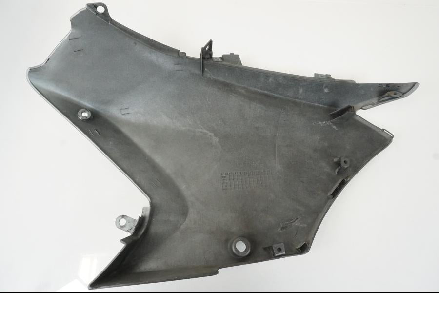 Snett uppifrån på Sidkåpa från en Suzuki DL 650 -2004 motorcykel.