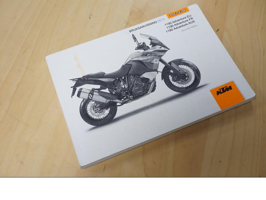 Framsidan på Instruktionsbok från en KTM 1190 Adventure -2013 motorcykel.