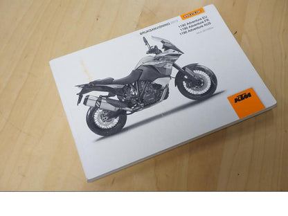 Framsidan på Instruktionsbok från en KTM 1190 Adventure -2013 motorcykel.