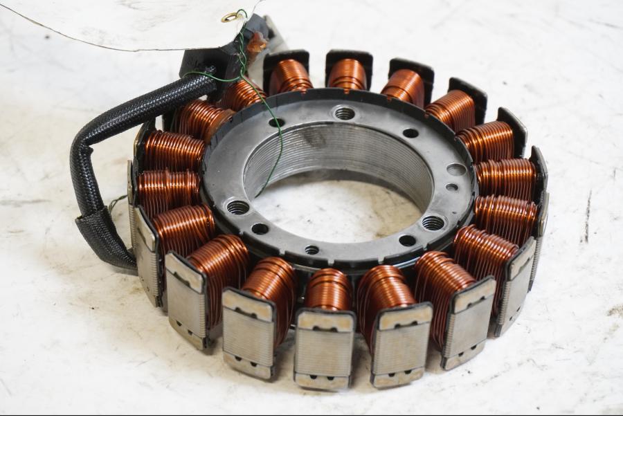 Framsidan på Generator från en Kawasaki VN 1600 Mean Streak -2004 motorcykel.