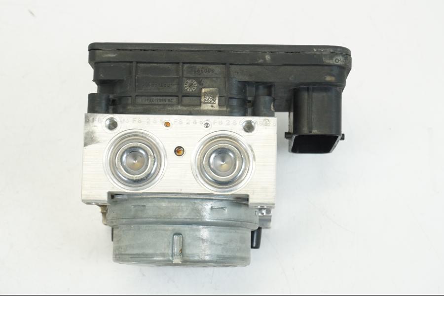 Vänster sida på ABS Modulator från en BMW R 1250 GS -2019 motorcykel.