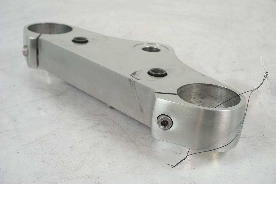 Vänster sida på Gaffelkrona från en Suzuki VZR 1800 -2009 motorcykel.