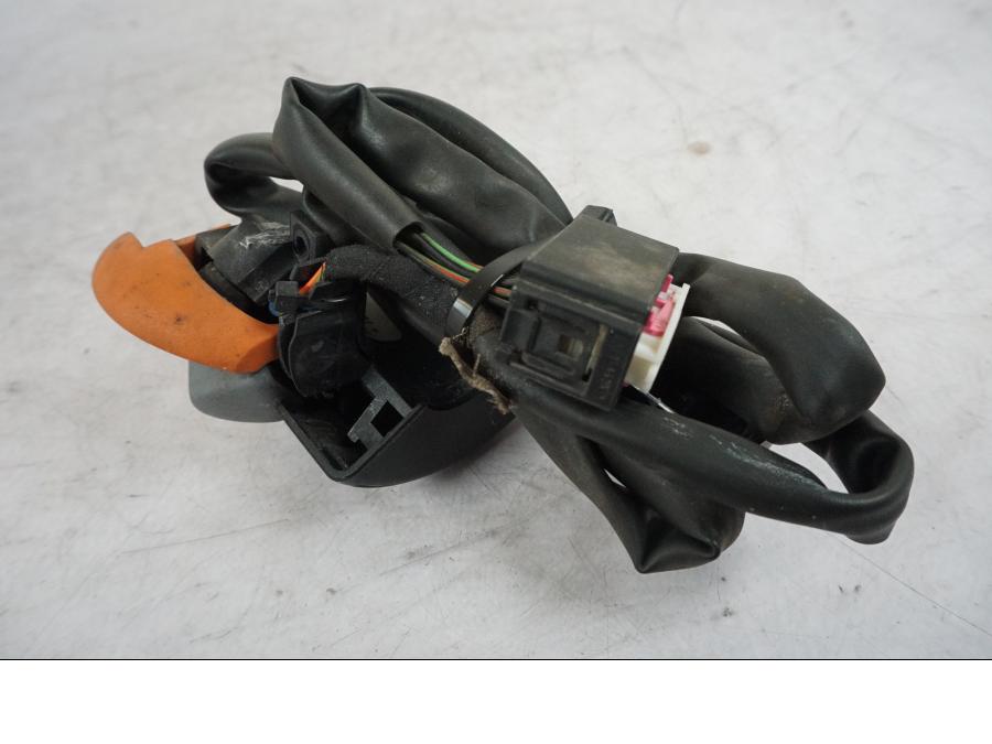 Höger sida på Styrelreglage från en BMW R 850 R -2004 motorcykel.