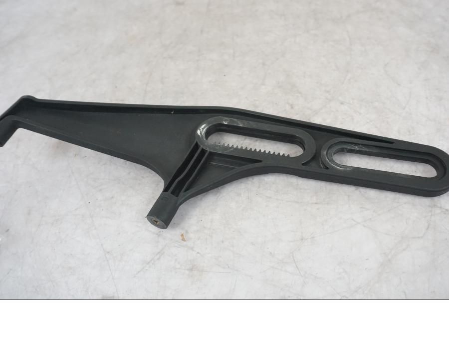 Snett nerifrån på Vindrutefäste från en KTM 1290 Super Adventure S -2022 motorcykel.