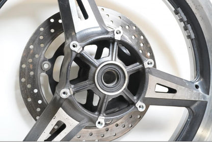 Baksidan på Fälg från en Yamaha XV 1700 -2003 motorcykel.