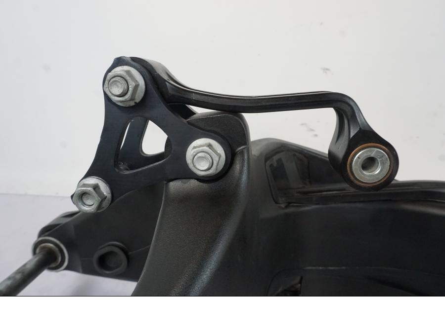 Extrabild4 på Sving från en KTM 1290 Super Duke R -2021 motorcykel.