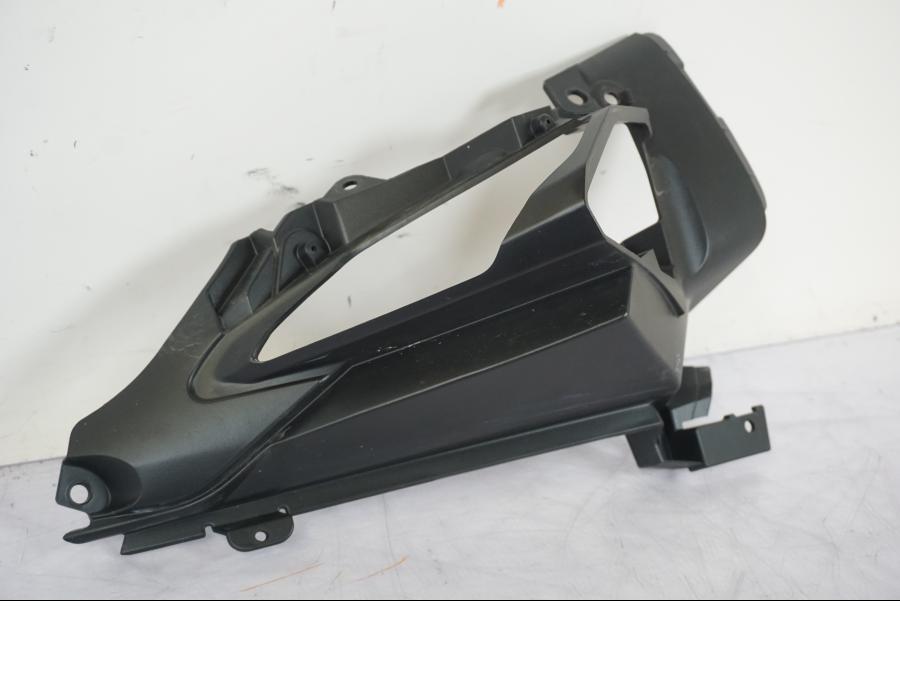 Baksidan på Strålkastare från en BMW R 1250 RT -2024 motorcykel.