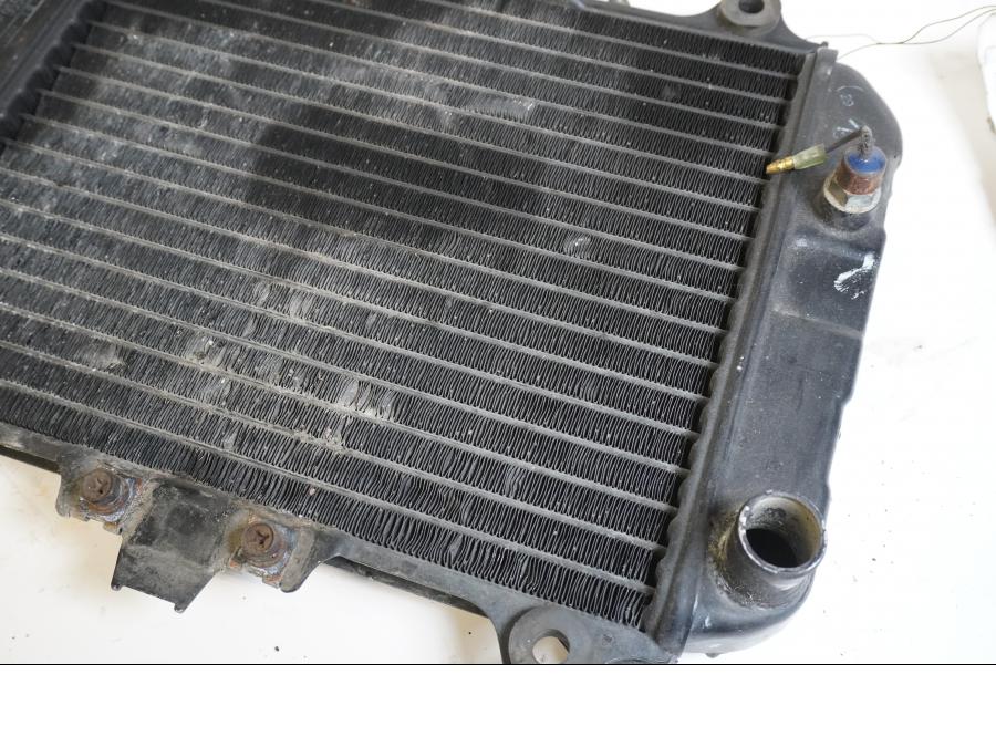 Baksidan på Vattenkyl från en Kawasaki GPZ 500 S -1987 motorcykel.