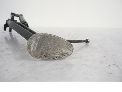 Snett uppifrån på Sidostöd från en KTM 1290 Super Duke -2019 motorcykel.