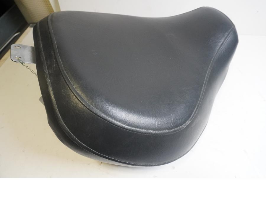 Framsidan på Sadel från en Suzuki VL 800 -2004 motorcykel.