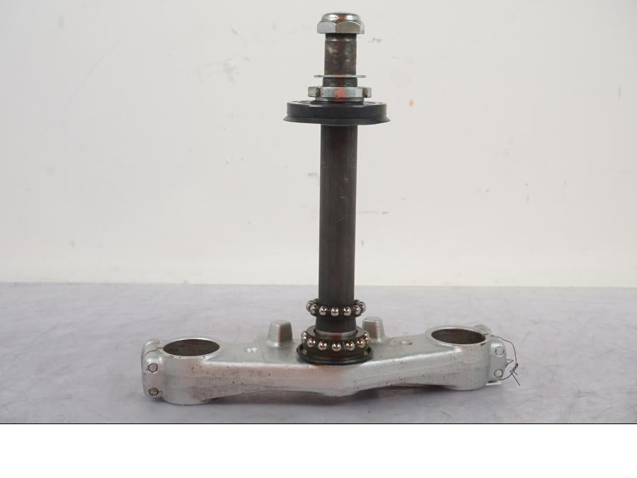 Snett nerifrån på Gaffelkrona från en Suzuki SV 650 -1999 motorcykel.