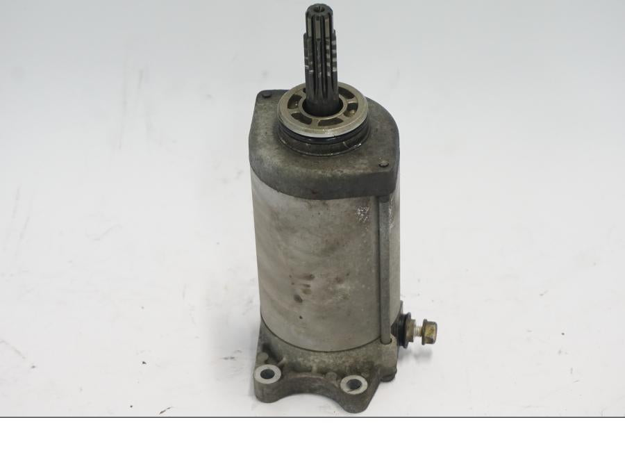 Framsidan på Startmotor från en Suzuki DL 1000 -2003 motorcykel.