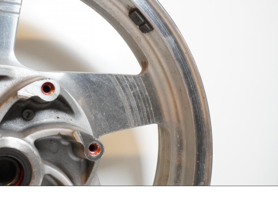 Vänster sida på Fälg från en Kawasaki VN 1500 Classic Tourer -2000 motorcykel.