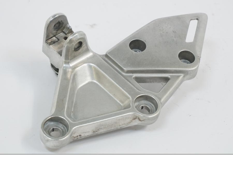 Baksidan på Fotpinnefäste från en Honda CB 650 R -2019 motorcykel.