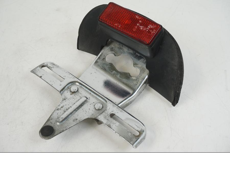 Framsidan på Skylthållare från en Suzuki VS 1400 -1999 motorcykel.