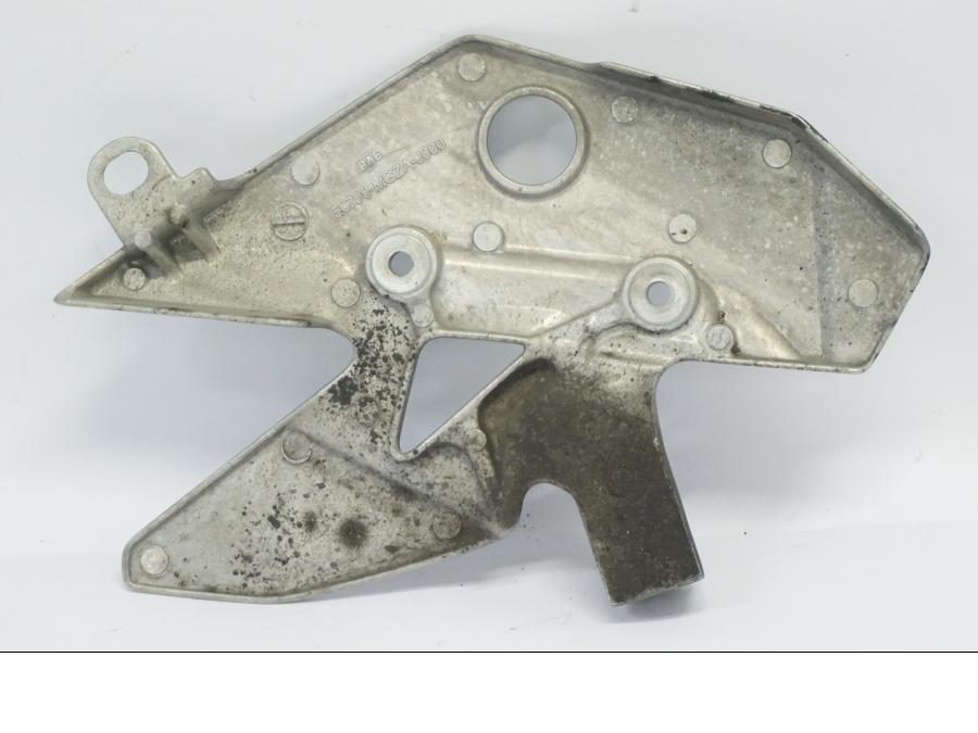 Snett nerifrån på Fotpinnefäste från en Honda CB 500 X -2015 motorcykel.