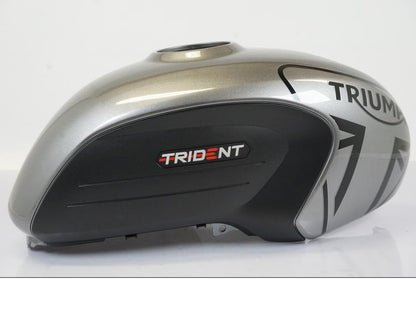 Höger sida på Bensintankskåpa från en Triumph Trident -2021 motorcykel.