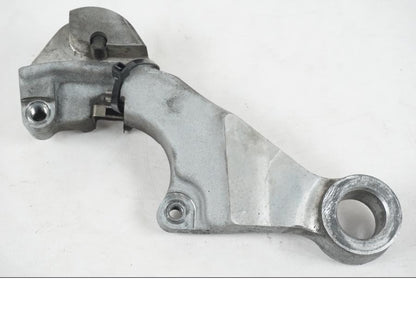 Framsidan på Bromsoksfäste från en H-D Softail FXCW Rocker -2008 motorcykel.