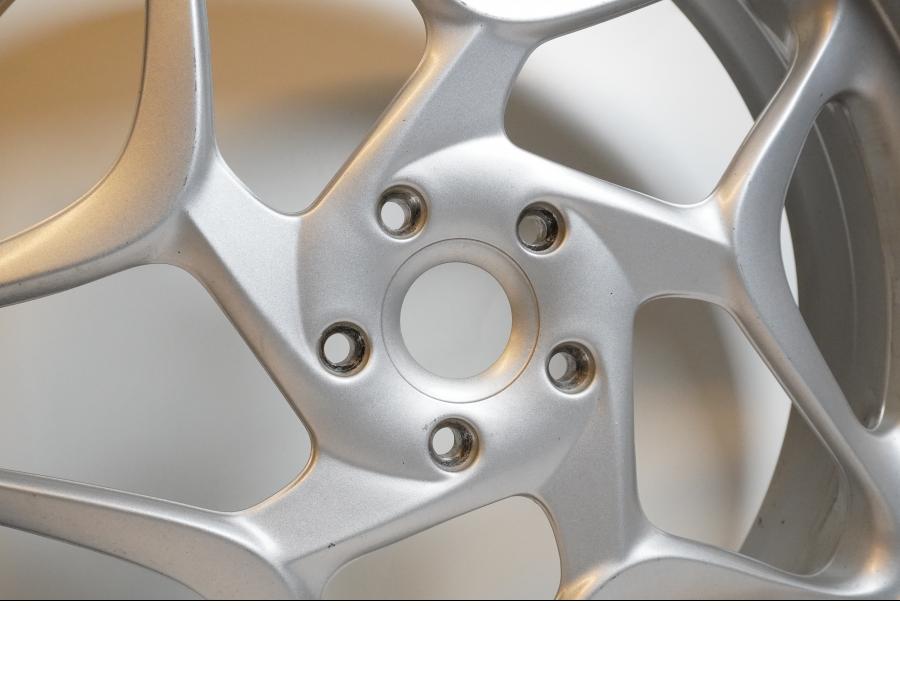 Baksidan på Fälg från en BMW F 800 ST -2008 motorcykel.