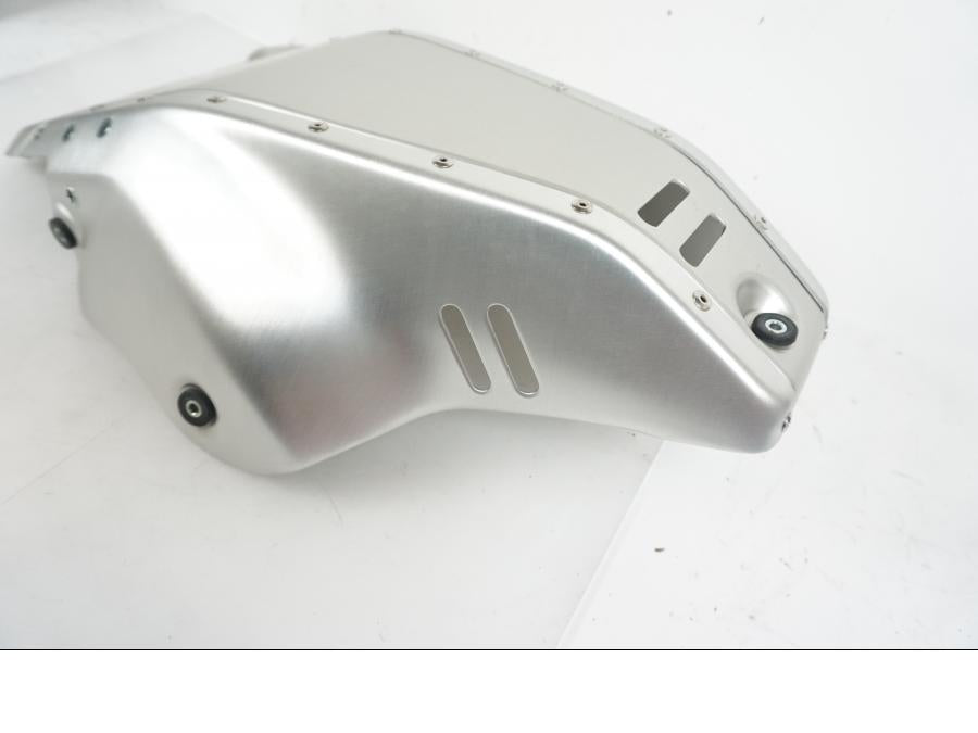 Snett uppifrån på Motorskyddskåpa från en Ducati Desert X -2023 motorcykel.