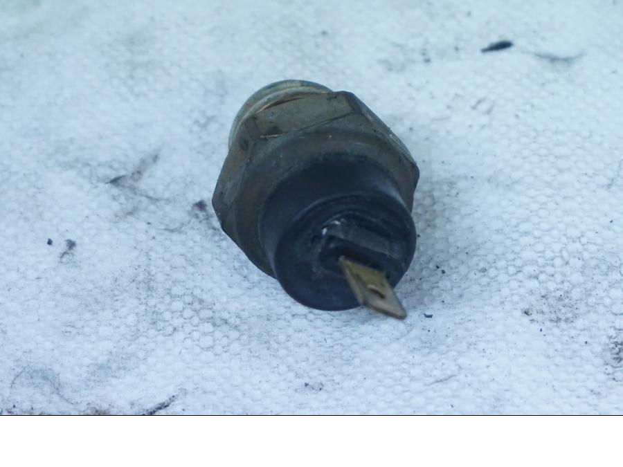 Baksidan på Vattenkylgivare från en Honda XL 600 V -1994 motorcykel.