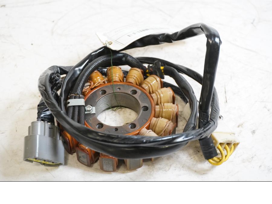 Framsidan på Generator från en Kawasaki ZZ-R 1400 -2010 motorcykel.