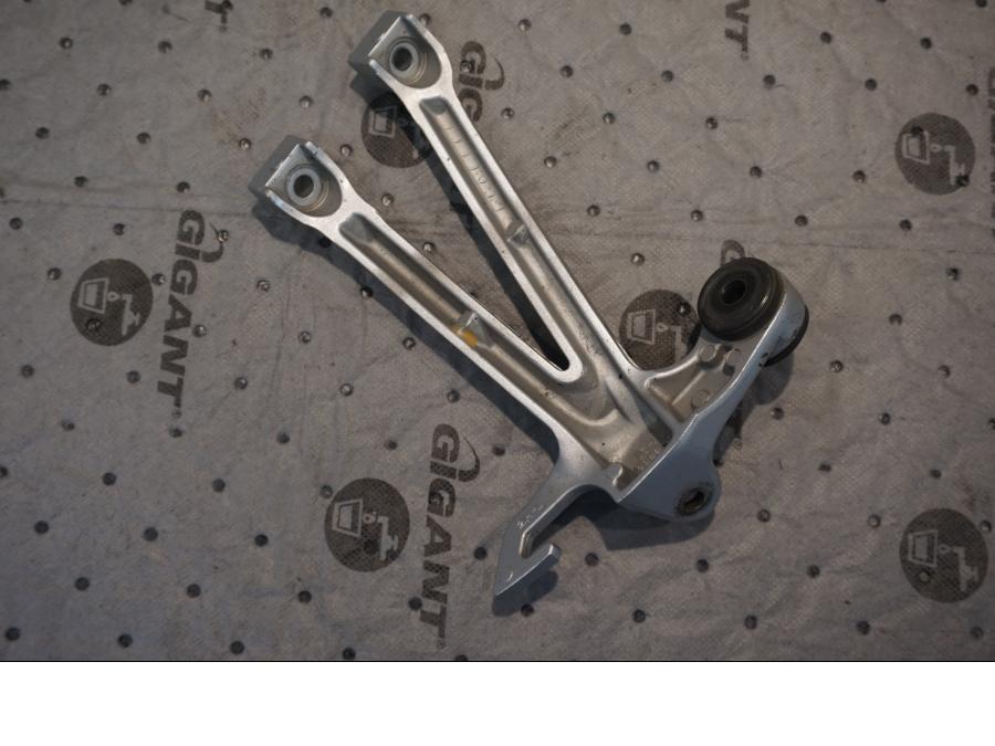 Baksidan på Fotpinnefäste från en Suzuki GSX-R 1000 -2008 motorcykel.